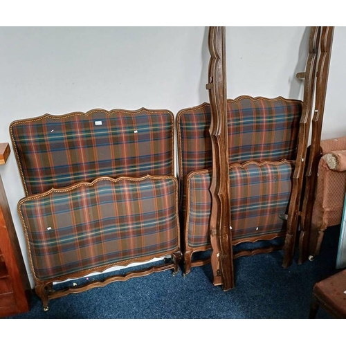 5362 - PAIR OF 20TH CENTURY BEECH BED FRAMES WITH PADDED HEAD & FOOT BOARDS WITH TARTAN UPHOLSTERY , WIDTH ... 