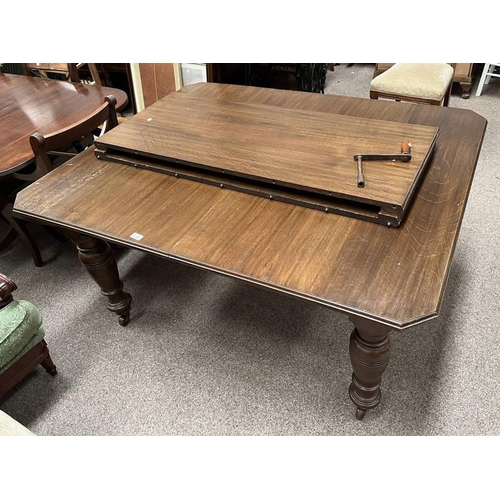 5461 - LATE 19TH CENTURY OAK TABLE WITH 2 LEAVES ON TURNED SUPPORTS. LENGTH EXTENDED 250 CMS