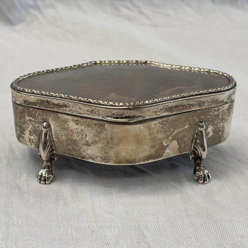 57 - SILVER SHAPED JEWELLERY BOX ON 4 PAW FEET, CHESTER 1912 - 11CM LONG