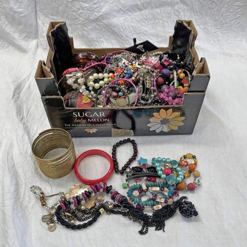 656 - LARGE SELECTION OF COSTUME JEWELLERY INCLUDING BANGLES, NECKLACES, ETC