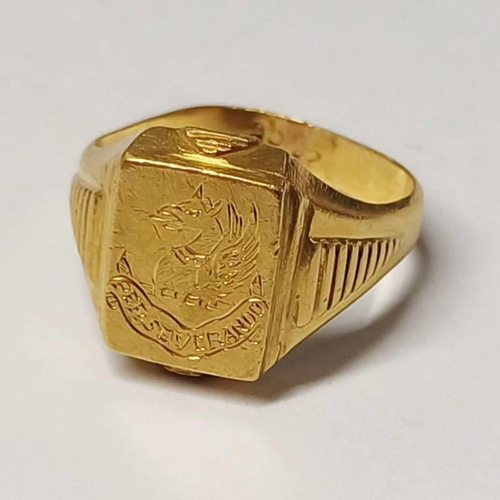 78 - 22CT GOLD SIGNET RING WITH CREST - RING SIZE T, 12.9G