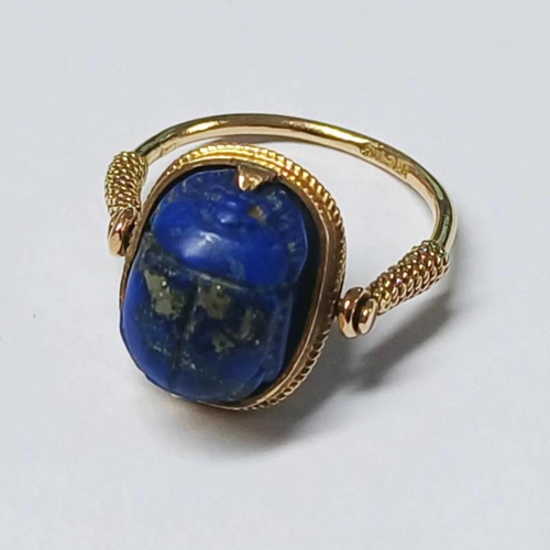 92 - EARLY 20TH CENTURY GOLD EGYPTIAN REVIVAL SWIVEL CARVED LAPIS LAZULI SCARAB RING WITH EGYPTIAN CONTRO... 