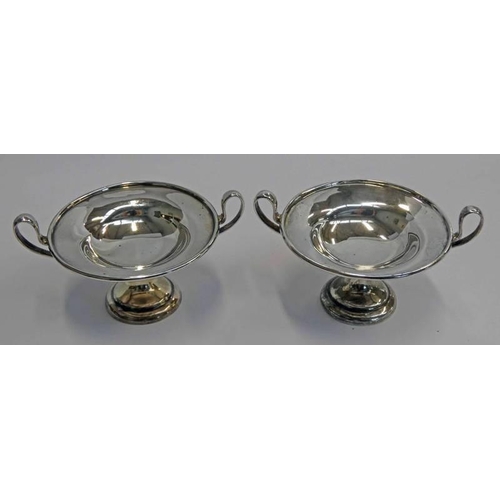 94 - PAIR OF SMALL SILVER 2-HANDLED TAZZA, LONDON 1906 - 6CM TALL, 110G
