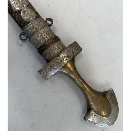 1261 - MIDDLE EASTERN JAMBIYA WITH 20.5CM LONG CURVED BLADE, WHITE METAL AND BRASS HILT AND SCABBARD