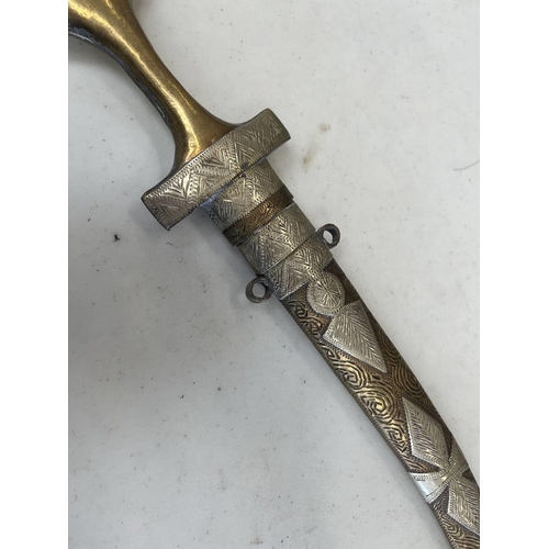 1261 - MIDDLE EASTERN JAMBIYA WITH 20.5CM LONG CURVED BLADE, WHITE METAL AND BRASS HILT AND SCABBARD