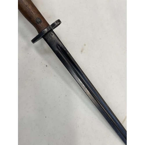 1269 - WW2 1907 PATTERN BAYONET WITH 43 CM LONG BLACKENED BLADE WITH SEVERAL MARKINGS, INTERESTING MARK TO ... 