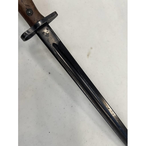 1269 - WW2 1907 PATTERN BAYONET WITH 43 CM LONG BLACKENED BLADE WITH SEVERAL MARKINGS, INTERESTING MARK TO ... 