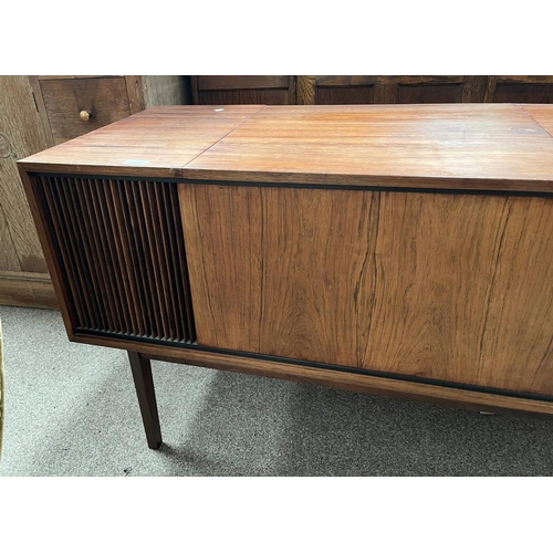 5420 - ROSEWOOD CASED BANG & OLUFSEN BEOMASTER 1200 RADIOGRAM.  1576 CM LONG