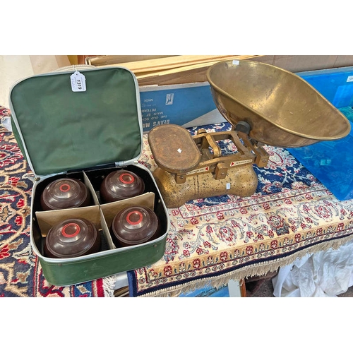 1319 - THOMAS TAYLOR SIZE NO 2 BOWLS IN A CARRY CASE ALONG WITH A SET OF COUNTER TOP SCALES WITH LARGE PAN ... 