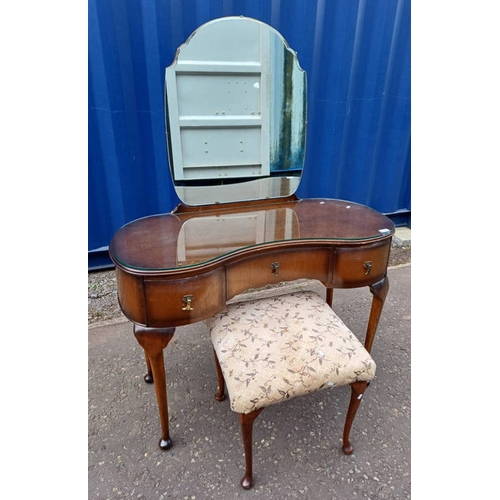 215 - 20TH CENTURY MAHOGANY KIDNEY TOP DRESSING TABLE WITH MIRROR OVER 3 DRAWERS ON QUEEN ANNE SUPPORTS & ... 