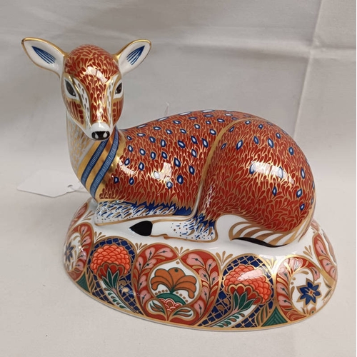 3001 - ROYAL CROWN DERBY SEATED DEER PAPERWEIGHT WITH GOLD STOPPER.