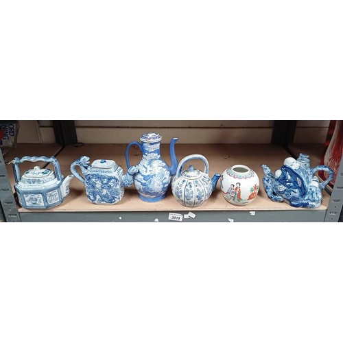 3018 - 5 BLUE & WHITE ORIENTAL TEAPOTS & PORCELAIN GINGER JAR ON ONE SHELF