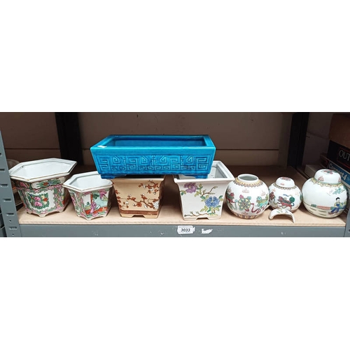 3033 - ORIENTAL BLUE POTTERY POT & VARIOUS OTHER LIDDED POTS, FLOWER POTS ETC ON ONE SHELF.