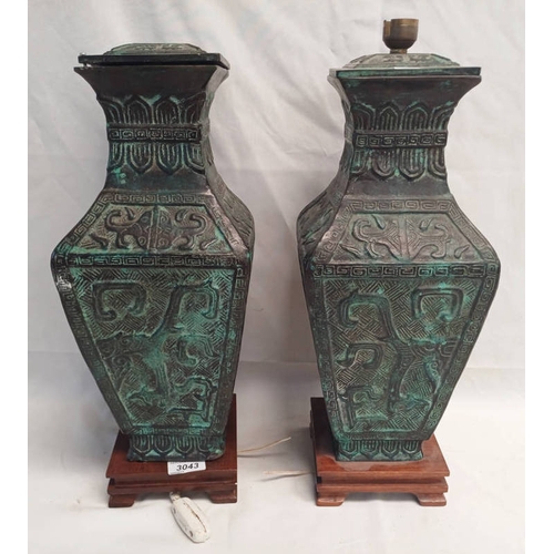 3043 - PAIR OF ORIENTAL BRONZE TABLE LAMPS ON HARDWOOD BASES, OVERALL HEIGHT  44 CMS