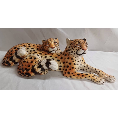 3246 - RONZAN PORCELAIN FIGURE OF 2 LYING JAGUARS, 54 CM LONG