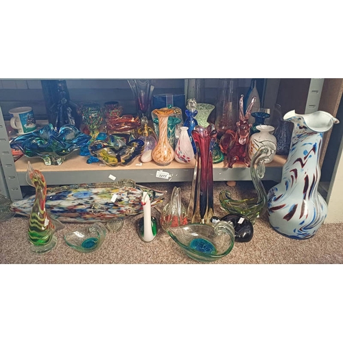 3277 - LARGE SELECTION ART GLASSES INCLUDING FISH, VASES ETC ON ONE SHELF