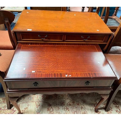 339 - YEW SOFA TABLE WITH 2 DROP LEAVES & 2 DRAWERS ON SPREADING SUPPORTS.  HEIGHT 75 CMS & MAHOGANY TABLE... 