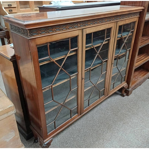 37 - EARLY 20TH CENTURY MAHOGANY BOOKCASE WITH 3 ASTRAGAL GLASS PANEL DOORS OPENING TO SHELVED INTERIOR O... 