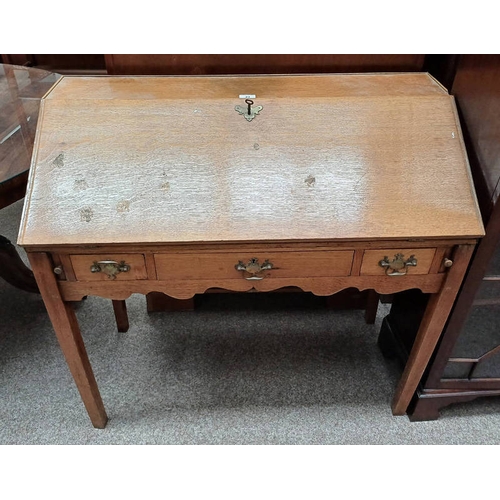 41 - LATE 19TH CENTURY OAK BUREAU WITH FALL FRONT OVER 3  DRAWERS ON SQUARE TAPERED SUPPORTS.  90CM X 95 ... 