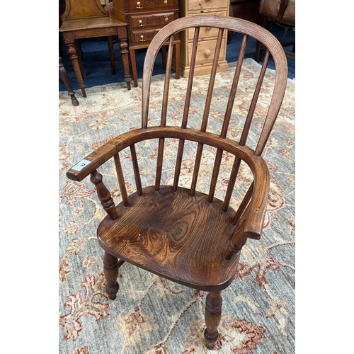 92 - EARLY 20TH CENTURY CHILD'S ELM WINDSOR ARMCHAIR ON TURNED SUPPORTS.  71CM TALL