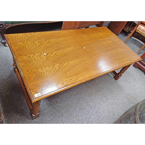 141 - OAK RECTANGULAR COFFEE TABLE ON TURNED SUPPORTS, 139 CM LONG