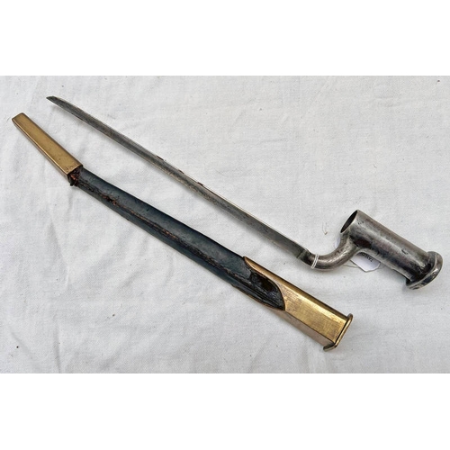 1153 - SHORTENED BROWN BESS STYLE SOCKET BAYONET WITH 27 CM LONG BLADE, BODY WITH MARKINGS, MUZZLE RING IS ... 