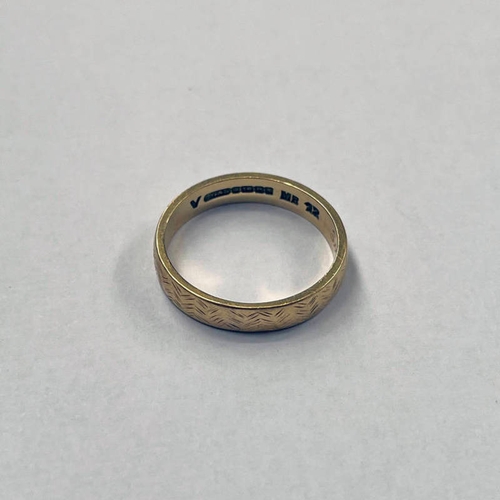 14 - 18CT GOLD WEDDING BAND - RING SIZE V, 6.0 G