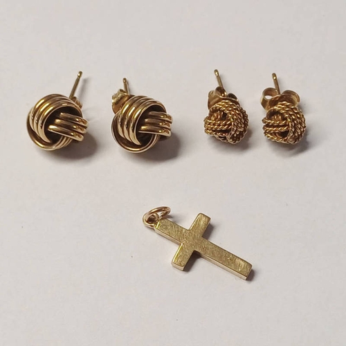 259 - 2 PAIRS OF 9CT KNOT EARRINGS & 9CT GOLD CROSS PENDANT - 6.0G