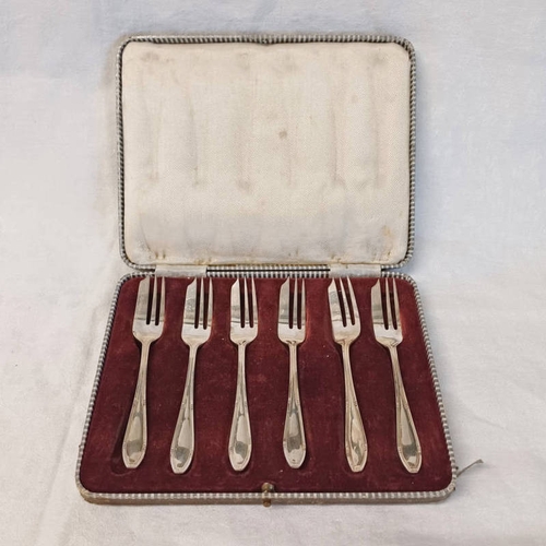 275 - CASED SET OF 6 SILVER PASTRY FORKS BY COOPER BROS & SONS, SHEFFIELD 1941 - 105G