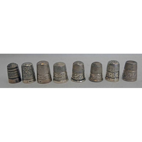 306 - 8 VARIOUS SILVER THIMBLES INCLUDING THE SPA NEWQUAY & 1 BY CHARLES HORNER - 40G TOTAL