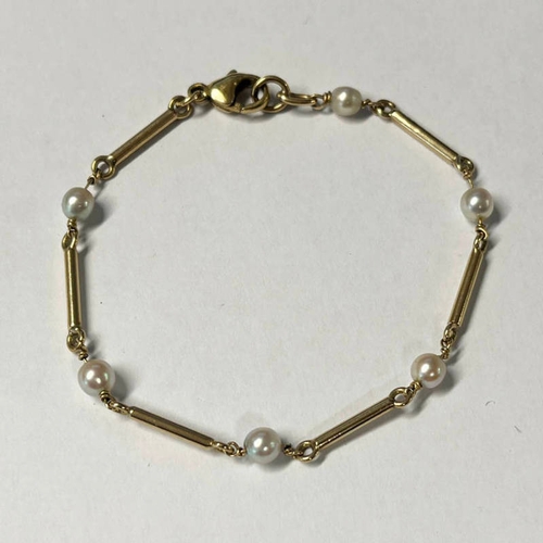 327 - 9CT GOLD BATON LINK PEARL SET BRACELET - 17.5CM LONG, 4.2G