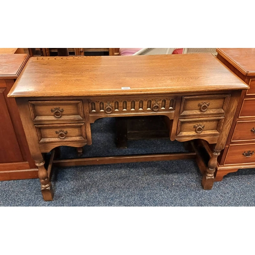 5005 - 20TH CENTURY OAK KNEE-HOLE DESK WITH 5 DRAWERS ON TURNED SUPPORTS, 72CM TALL X 107CM WIDE