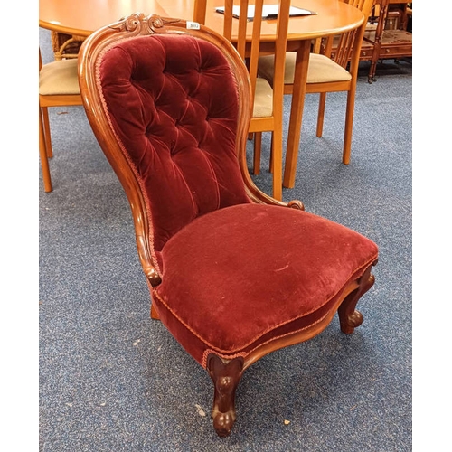 5013 - 19TH CENTURY CARVED MAHOGANY FRAMED BUTTON BACK LADIES CHAIR ON CABRIOLE SUPPORTS