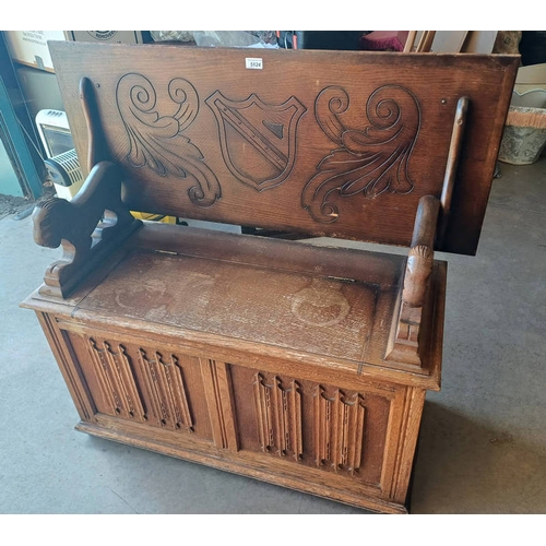 5124 - 20TH CENTURY OAK MONKS BENCH WITH CARVED LION ARMS & LIFT UP SEAT.  96 CM WIDE