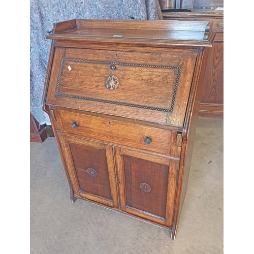 5128 - 20TH CENTURY OAK BUREAU WITH FALL FRONT OVER SINGLE DRAWER & 2 PANEL DOORS.  102 CM TALL X 74 CM WID... 