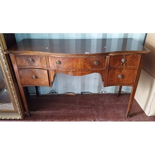 5174 - 20TH CENTURY MAHOGANY SIDEBOARD WITH SERPENTINE FRONT & CENTRALLY SET LONG SINGLE DRAWER FLANKED TO ... 