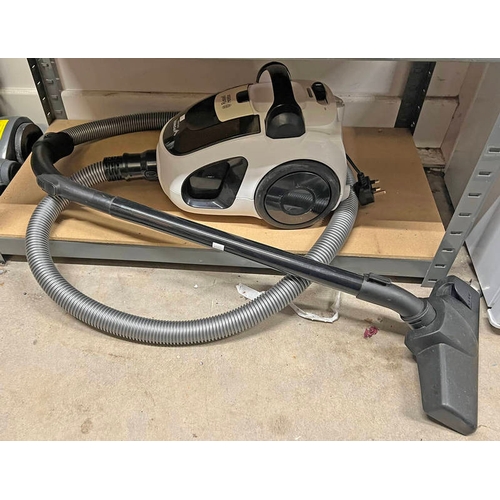 6020 - RUSSELL HOBBS VACUUM CLEANER