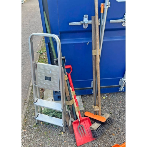 6122 - GARDEN TOOLS AND A 3 STEP LADDER