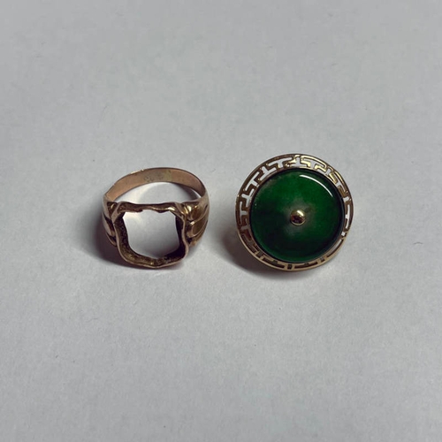 637 - 9CT GOLD SIGNET RING - 3.4G, RING SIZE J, A/F & 14K GOLD JADE EARRING - 3.0G