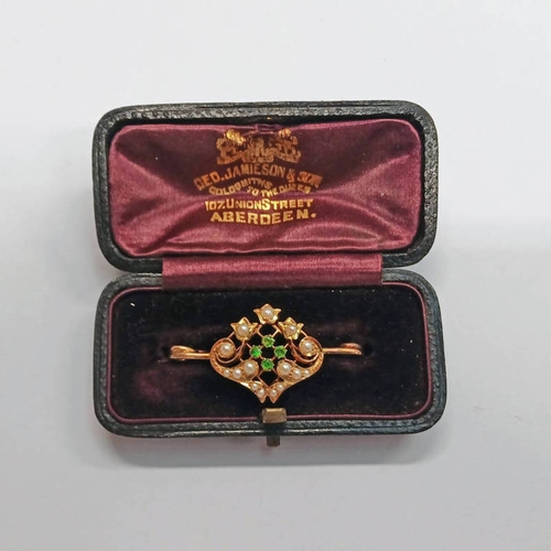 666 - EARLY 20TH CENTURY YELLOW METAL SEED PEARL & GREEN GARNET PIERCE WORK BROOCH WITH LATER PIN