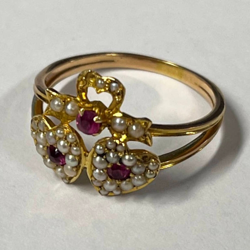 7 - EARLY 20TH CENTURY GOLD SEED PEARL & SYNTHETIC RUBY SWEETHEART RING - 2.3G, RING SIZE M