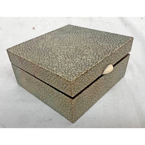 1376 - 19TH CENTURY SHAGREEN BOX WITH WOOD LINER TO INTERIOR 11CM ACROSS