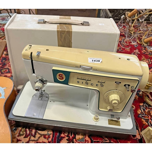 1438 - SINGER 467 SEWING MACHINE IN CASE