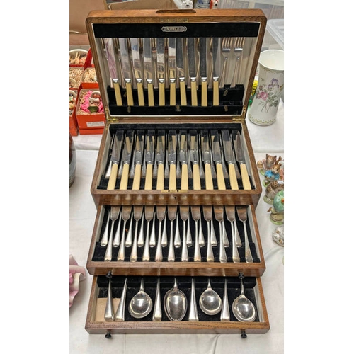 3101 - OAK CASED CANTEEN OF SILVER PLATED CUTLERY