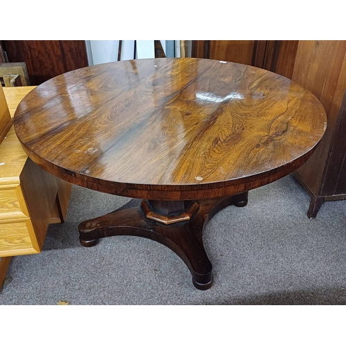 321 - 19TH CENTURY ROSEWOOD CIRCULAR PEDESTAL BREAKFAST TABLE ON 4 SPREADING SUPPORTS.  DIAMETER 127 CM