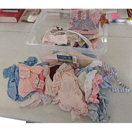 4186 - QUANTITY OF VARIOUS DOLLS CLOTHES