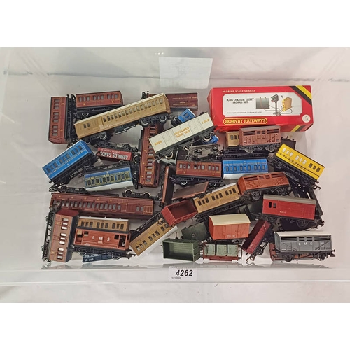 4262 - SELECTION OF VARIOUS OO GAUGE FROM HORNBY & BACHMANN ROLLING STOCK INCLUDING WAGONS & CARRIAGES