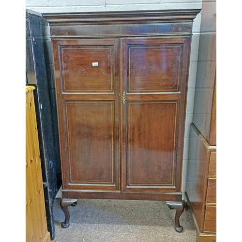 442 - LATE 19TH CENTURY MAHOGANY 2 DOOR CABINET WITH DECORATIVE FEATHER BANDING ON QUEEN ANNE SUPPORTS, 17... 