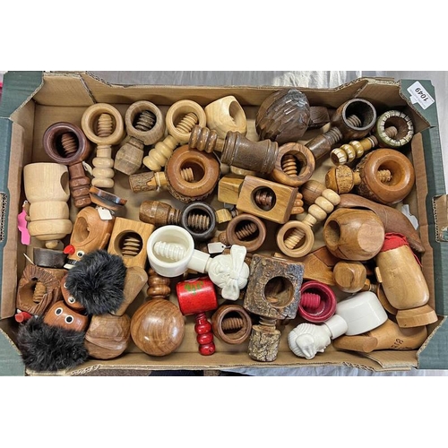 1049 - NUT CRACKERS - SELECTION OF WOOD AND NOVELTY EXAMPLES TO INCLUDE CARVED WOODEN FACES, BULGARIA ETC I... 