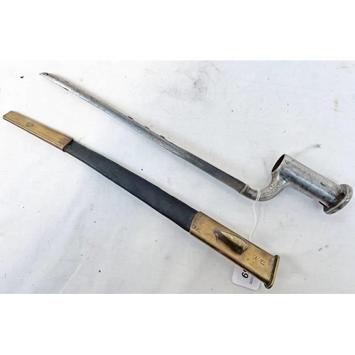 1059 - SHORTENED BROWN BESS STYLE SOCKET BAYONET WITH 27 CM LONG BLADE, BODY WITH MARKINGS, MUZZLE RING IS ... 